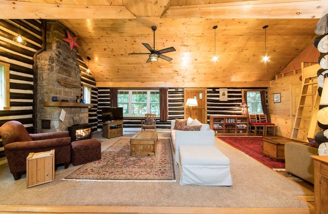 Renovated & rustic cozy cabin with large yard, close to Ohiopyle