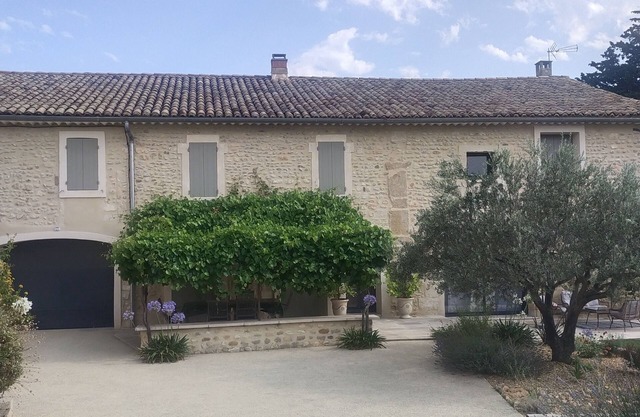 Renovated stone farmhouse with pool and views of Mont Ventoux