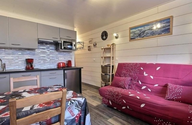 Renovated studio cabin near slopes, balcony, sleeps 4