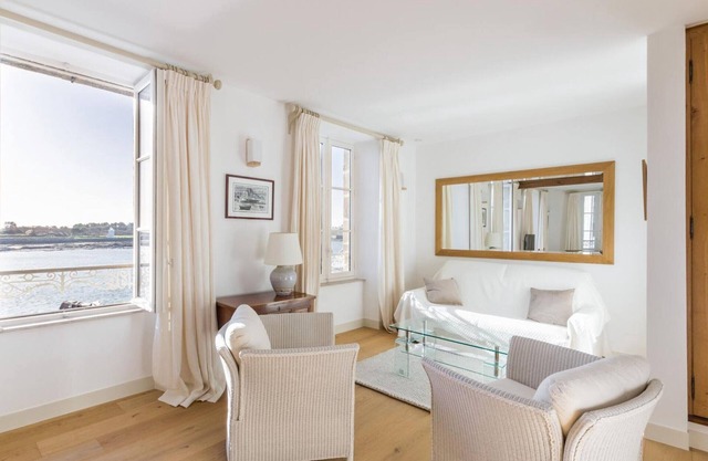 Renovated Townhouse with Terrace, Internet and Sea View