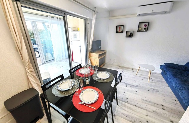 Renovated T2 with AC, Pool, Parking for 4 near the Sea