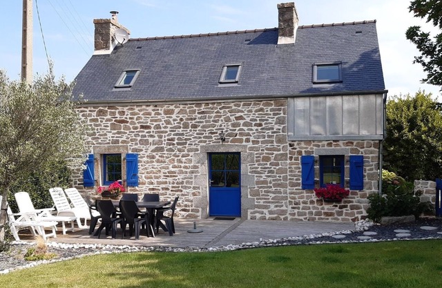 Renovated typical Breton house, 900 m from the beach *.