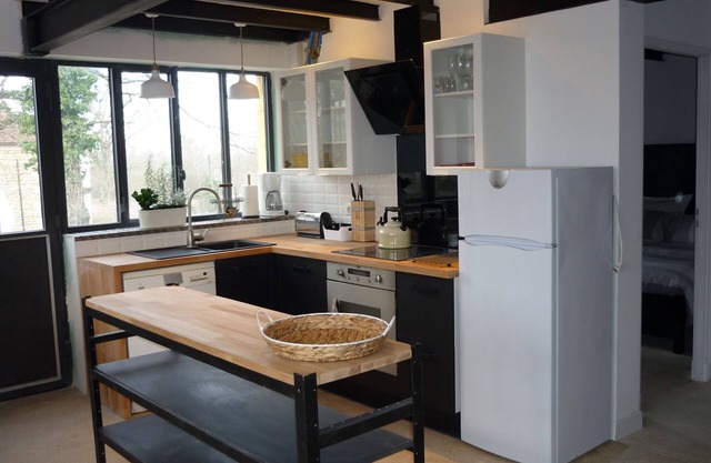 Renovated workshop for 6 people with shared, heated pool in Semur en Auxois