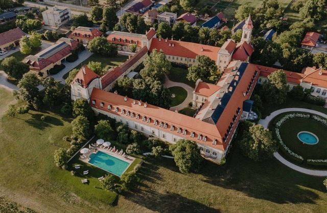 Rent a castle Chateau Bela