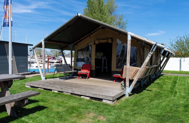 Rent a comfortable Safari tent by the water in the water sports village of Heeg!