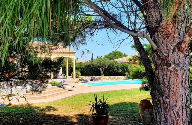 rent house with swimming pool near the sea