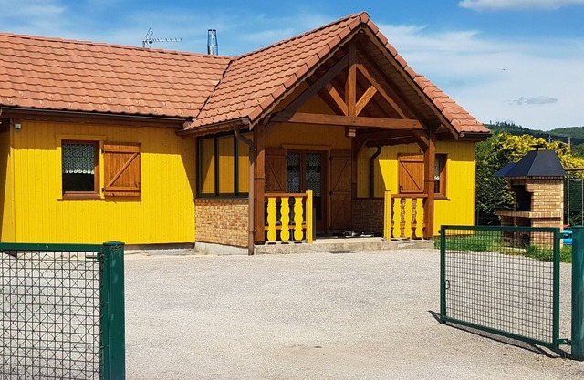 Rental of fenced chalet with barbecue and children's play area