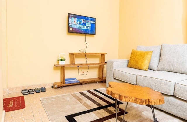 Repose stay - 2br, wifi, cctv, parking in karen