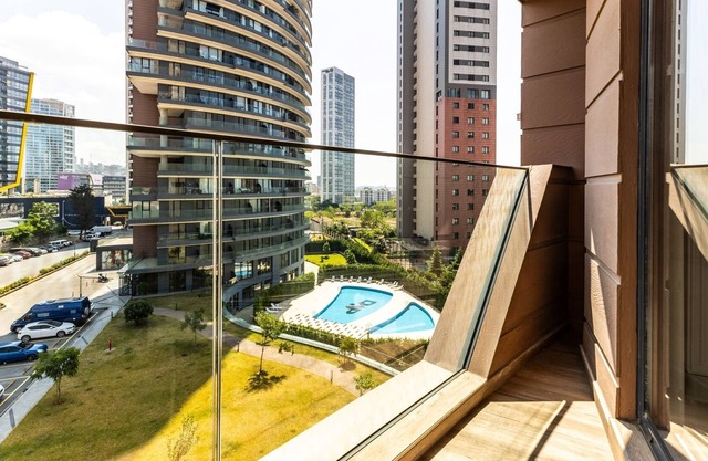 Residence Flat w Shared Pool, 5 min to Metro