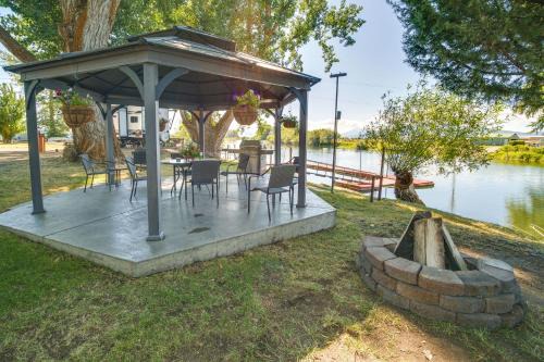 Resort Cabin on the River about 21 Mi to Crater Lake!