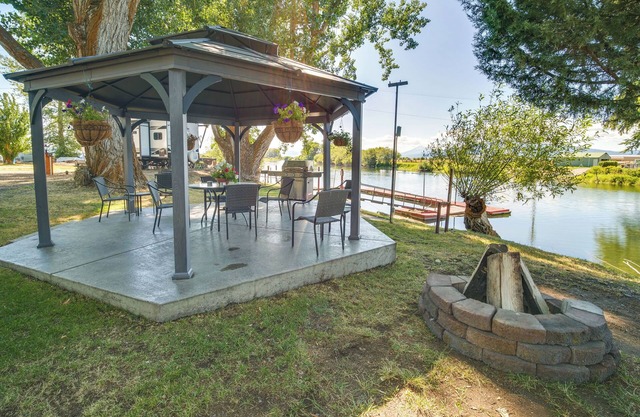 Resort Cabin on the River ~ 21 Mi to Crater Lake!