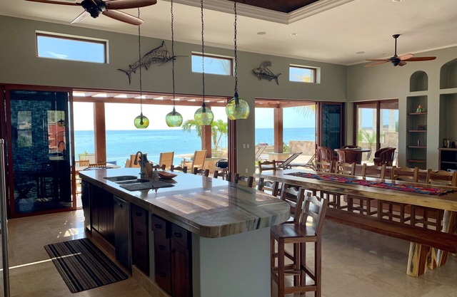 *RESORT STLYE, SWIM UP PALAPA BAR* Sleep 20+ OCEAN FRONT “Hacienda Sonadora”