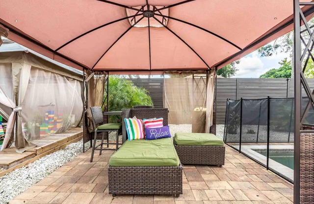 RESORT STYLE POOL HOME CLOSE TO ALL ORLANDO HAS TO OFFER!PARKS!SPRINGS! DOWNTOWN