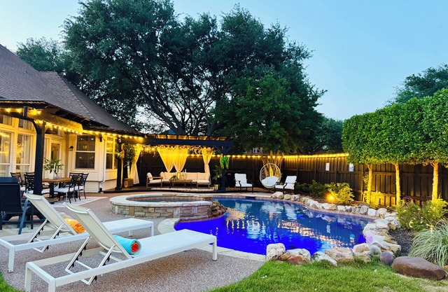 Resort-style stay, Saltwater Pool, FREE Heated Spa in Frisco, TX