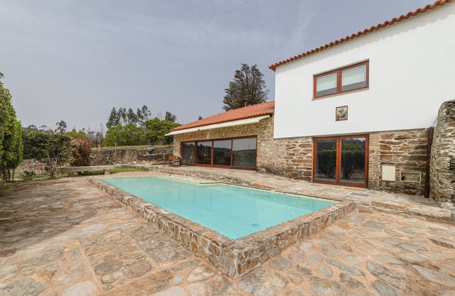 Rest 15 minutes from Oporto with private natural water pool, Wi-Fi and AC.