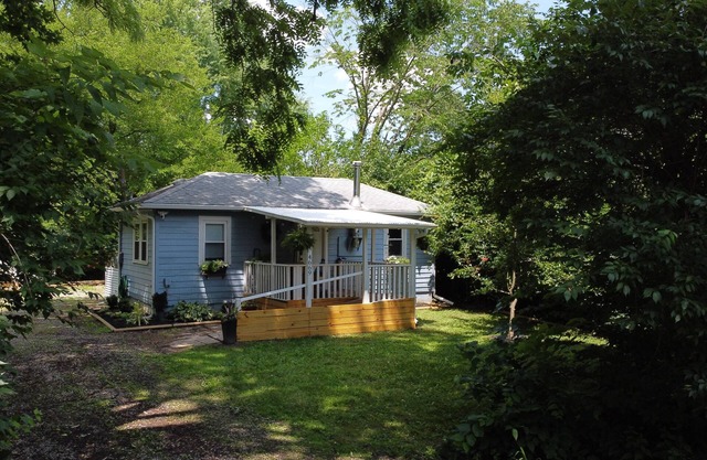Rest Haven Cottage: Cozy oasis on 3 acres, near shopping/food/entertainment