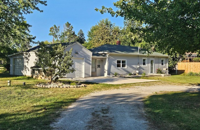 Rest Haven Farmhouse: Cozy 2BR on 3-acres, family-friendly, near attractions