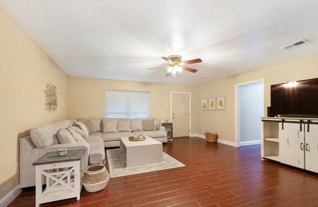 Restaurants, Shopping, LSU - Trendy Remodel Excellent Location - Siegen and I-10