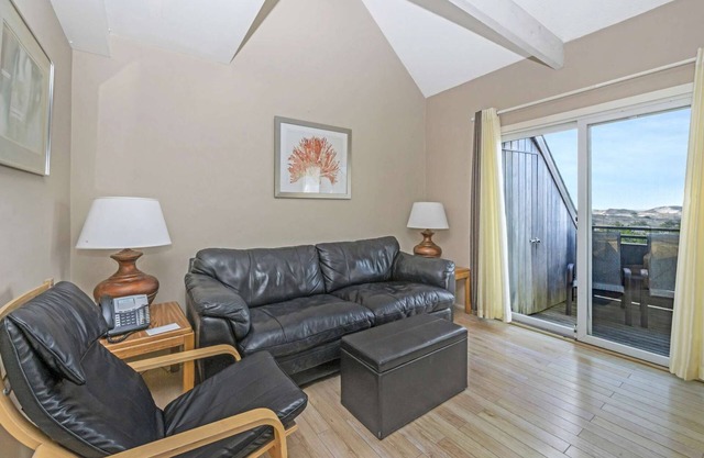 Restful 1BR w/Loft,Top Floor & Close to the Beach