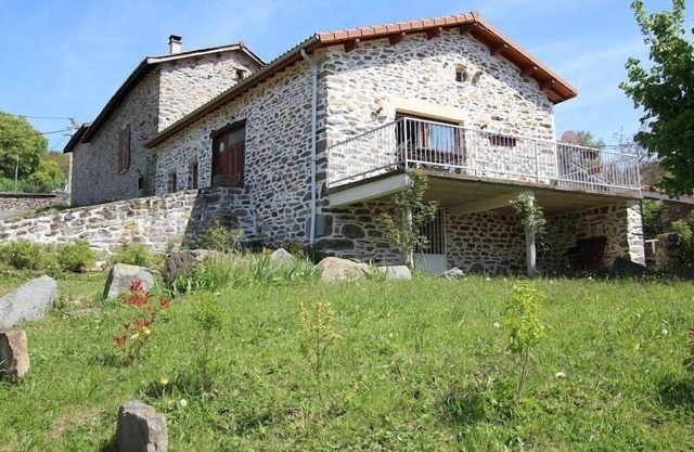 Restored barn with terrace and wifi in La Bastide