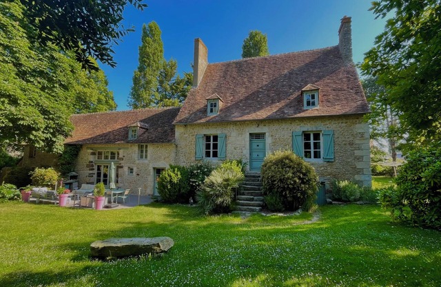 Restored farmhouse in the heart of a hamlet at the gateway to the Alpes Mancelles