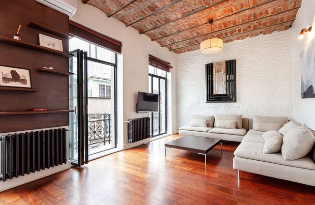 Restored, historical stylish 2bedroom with Netflix