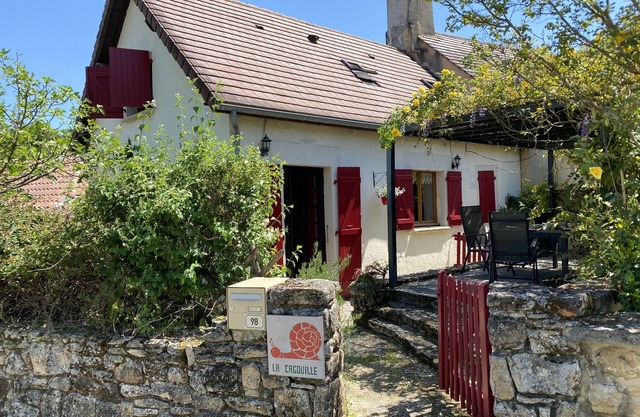 Restored stone house in a pretty village in the heart of the Périgord Noir