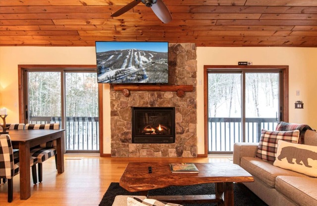 Retreat to the mountains! Near waterfalls, golf, adventure park, hiking trails and more!