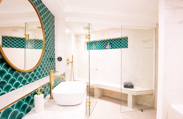 Retreat with Steam room, KING bed near tube