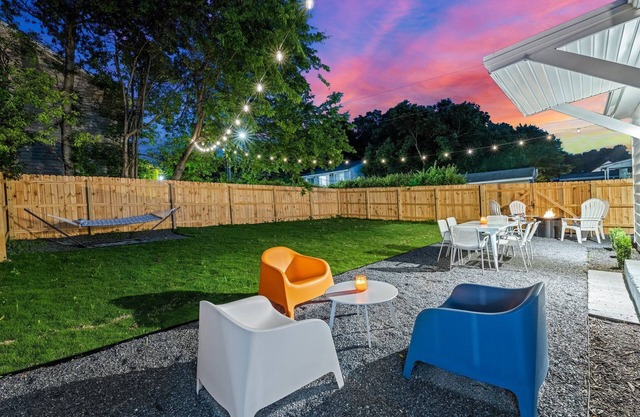 Retro Oaks - 1960s Inspired & Pet Friendly Downtown Raleigh Oasis