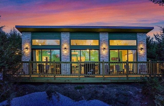 Retro Sundowner Cabin w/Hot Tub. 3 Bedroom & 4 Queen Beds. Pet Friendly!
