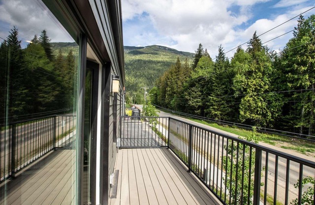 Revelstoke - L'Austin Rêve-Private Hot Tub- 2 minutes to Revelstoke Mountain resort