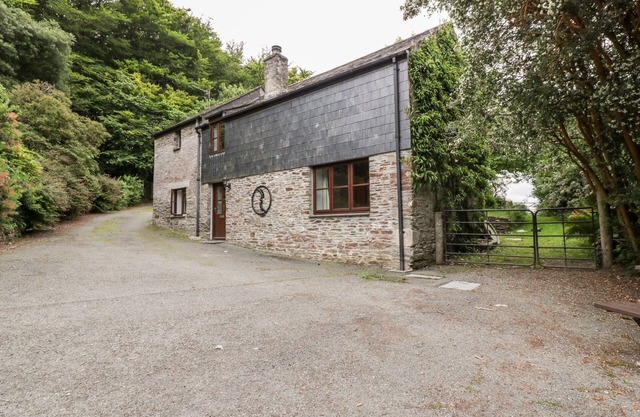 RIBBY BARN, family friendly, character holiday cottage in Lerryn