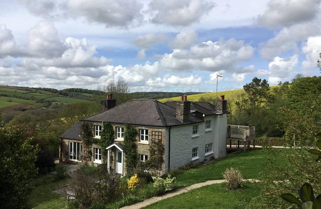 RIBBY FARMHOUSE, family friendly, character holiday cottage in Lerryn