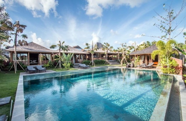 Rice Field View 5BR Villa, W/Feature Jacuzzi & Gardens Located In Canggu!
