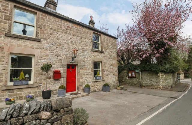 RICHFIELD, pet friendly, luxury holiday cottage in Winster