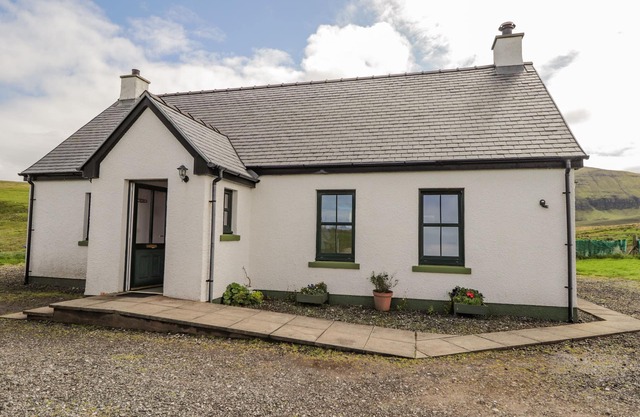 RIDGE END COTTAGE, family friendly, with open fire in Conista
