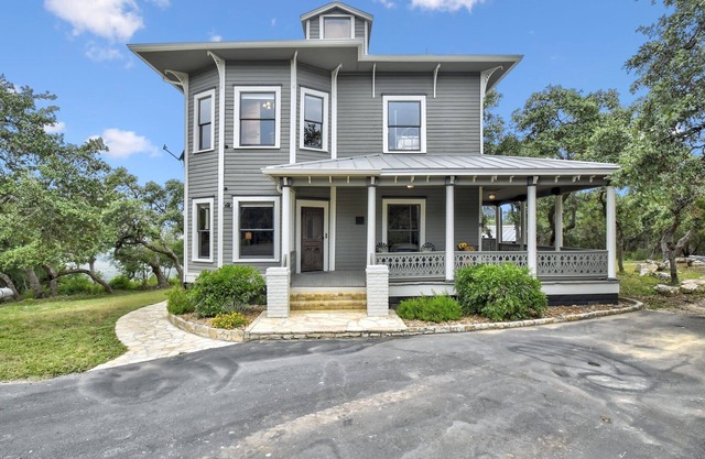 Ridge View Charming Victorian Home w/Pickle Ball Court, Pool, Hot Tub, Game Room