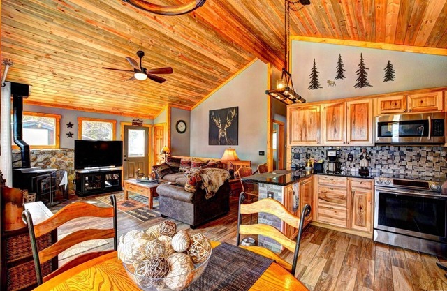 RidgeviewReverie-modern mountain retreat with HOT TUB near Fairplay/Breckenridge