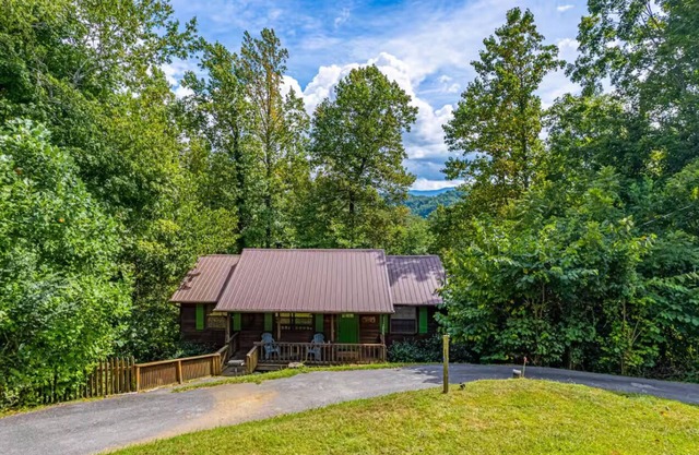 Ridgeway Retreat — Cozy Cabin in Pigeon Forge, Perfect location and Pet Friendly