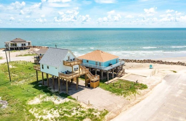Right by Beach - Perfect Sea & Sand Views For Miles!