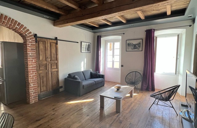 Right in the center of Ile-Rousse, the beach at your feet