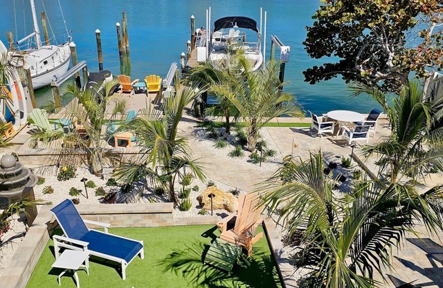 Riley's Retreat, 1 Bedroom Waterfront with Private Boat Dock and Beach Access