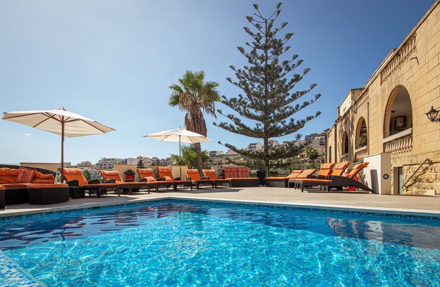 Ringway Luxurious Private Villa , Large Sun Deck ,BBQ, Private Pool, Gms Rm