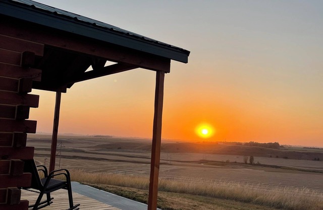 River Bluff Cabin 1- Private Hot Tub & Land, Stunning Bluff & Sunset Views