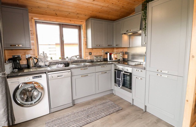 RIVER DOVE LODGE, pet friendly, with hot tub in Hatton, Derbyshire