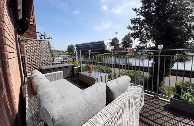 River facing town house with balcony and parking at Trent Bridge.