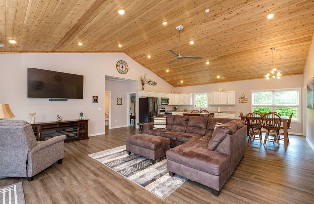 RIVER FRONT HOME AMAZING VEIWS AND HOT TUB