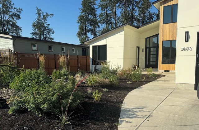 River Front! One bedroom fully furnished apt 4 miles from Autzen Stadium.