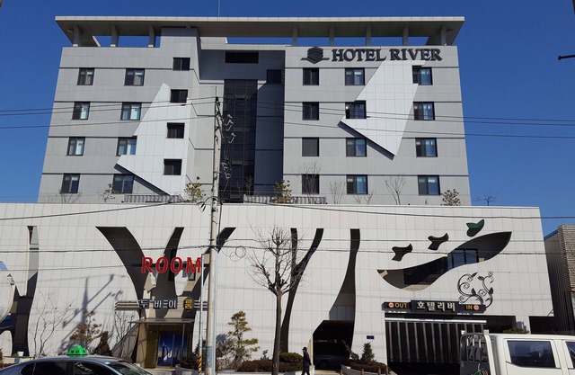 River Hotel